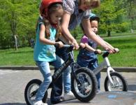 Как научить ребенка крутить педали и держать равновесие?