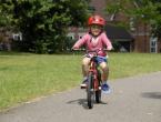 Первые шаги и правила как научить ребенка кататься на двухколесном велосипеде