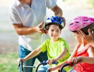 Hur lär man ett barn att cykla på en tvåhjulig cykel?