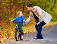 Ușor și rapid: învăț un copil să meargă pe o bicicletă cu două roți