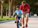 Învăț un copil să meargă pe o bicicletă cu două roți